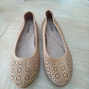 White Mt. Mustard Yellow Laser Cut Ballet Flat Round Toe Size 5.5. Never Worn